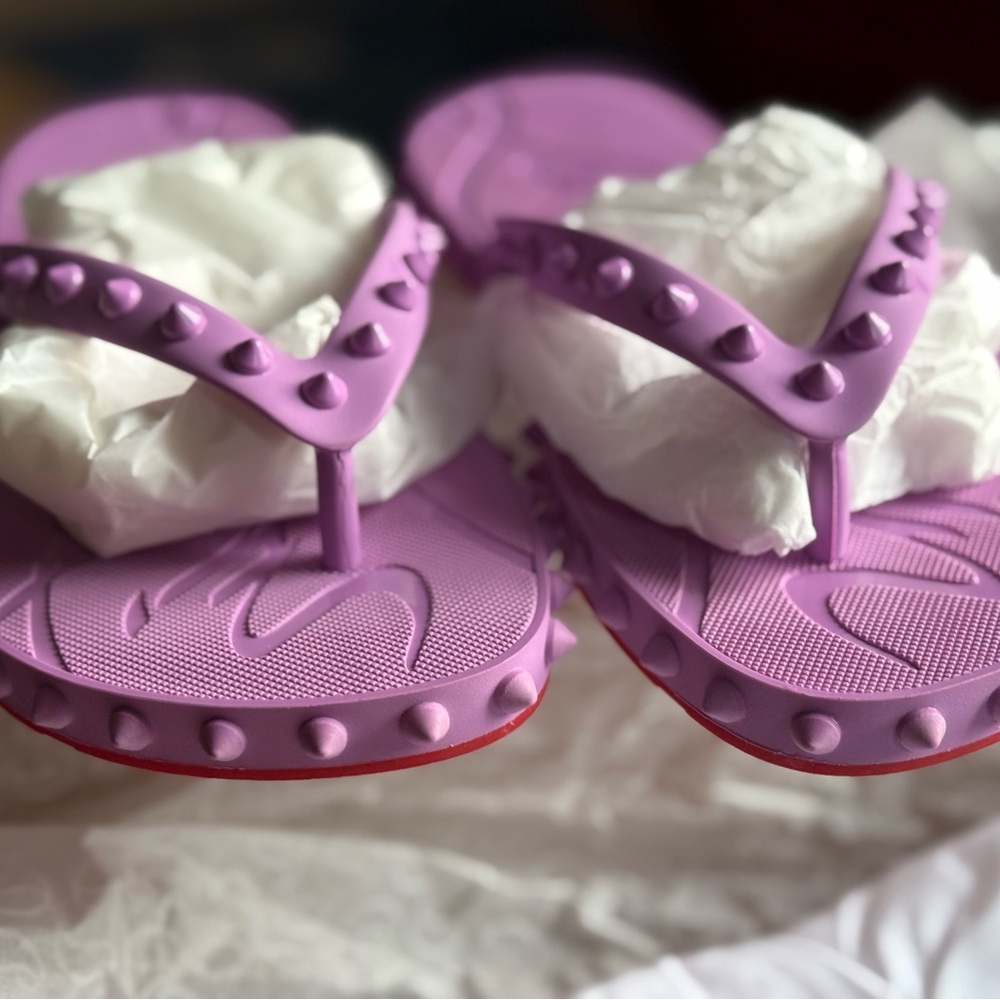 Christian Louboutin Donna Flip Flops
Rare Lavender color New.
